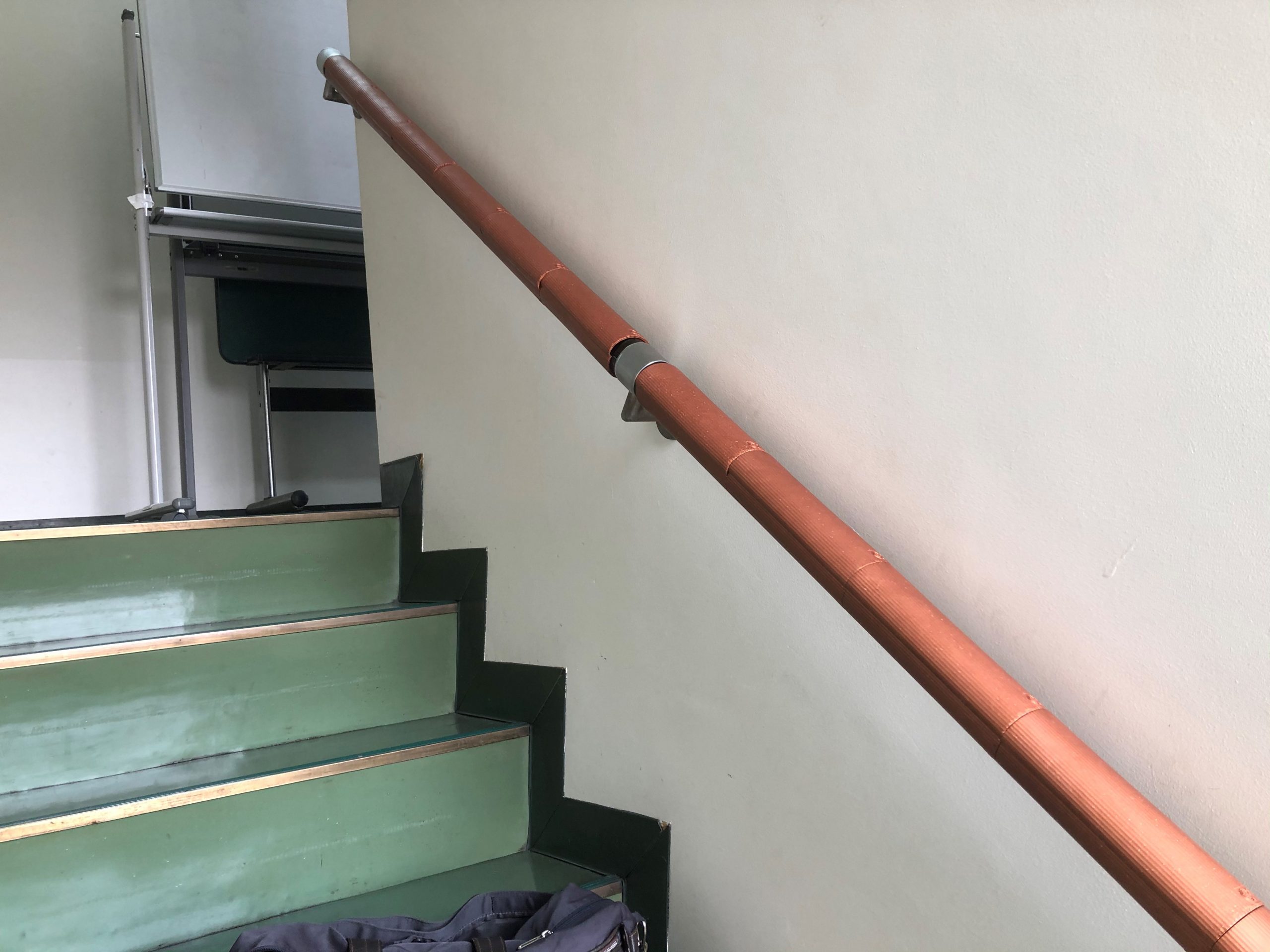 草加商工会議所の階段手すりに設置された銅殺菌製品プラッパー