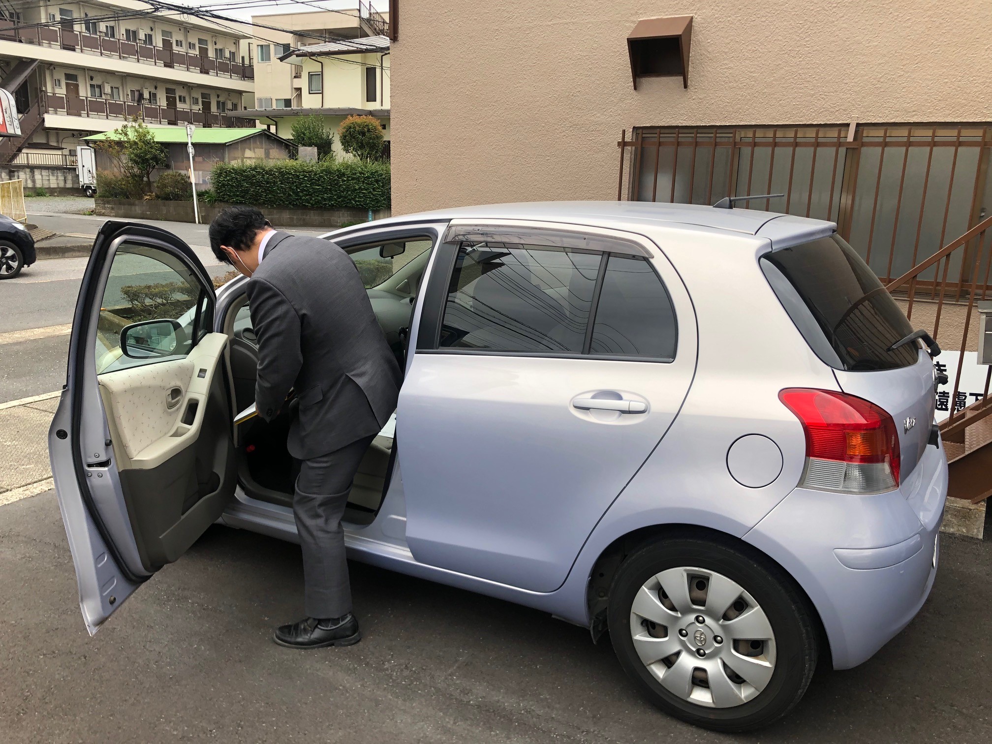 車に乗り込む男性スタッフ