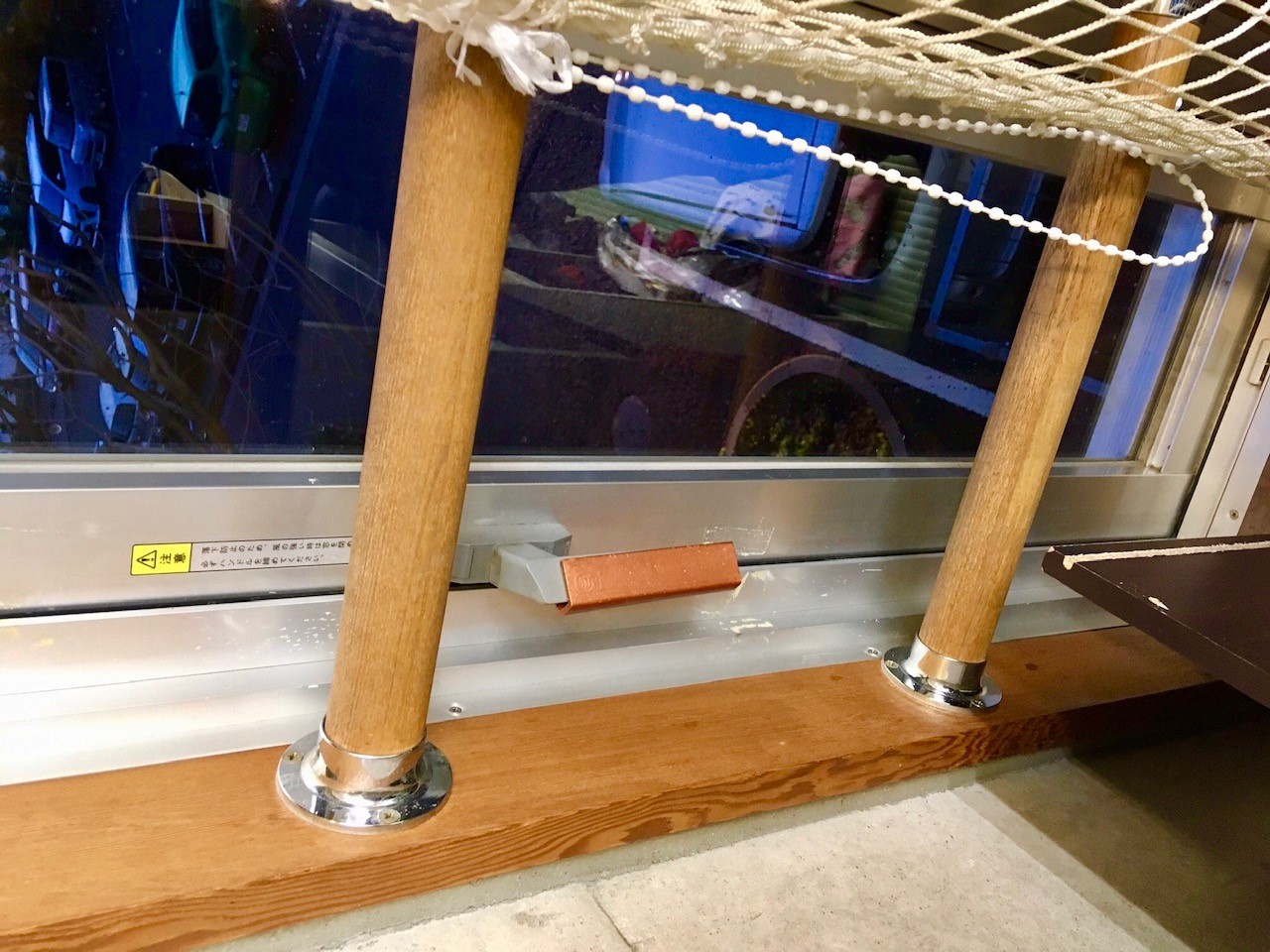 川口市内の小学校の窓の取っ手に設置された銅殺菌製品プラッパー