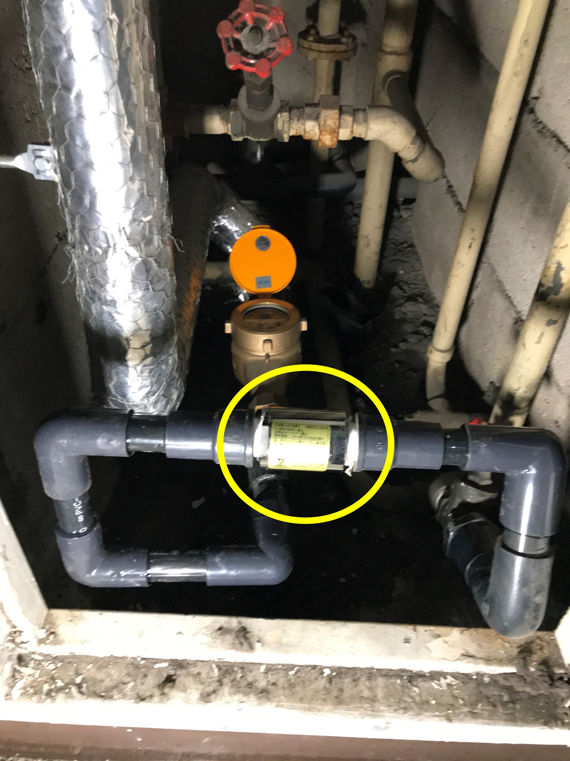 マンションのメーターボックス内の水道管に設置されたUFB DUAL