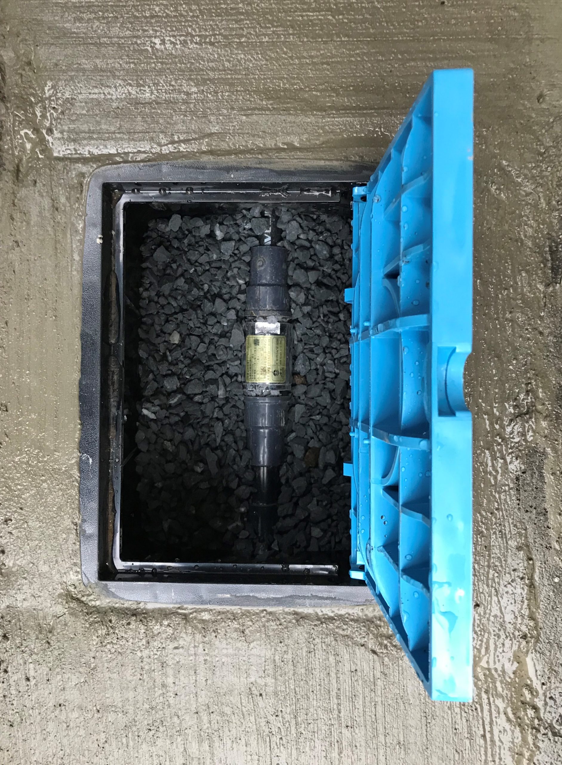 UFBDUAL20Aと点検口が設置された水道配管