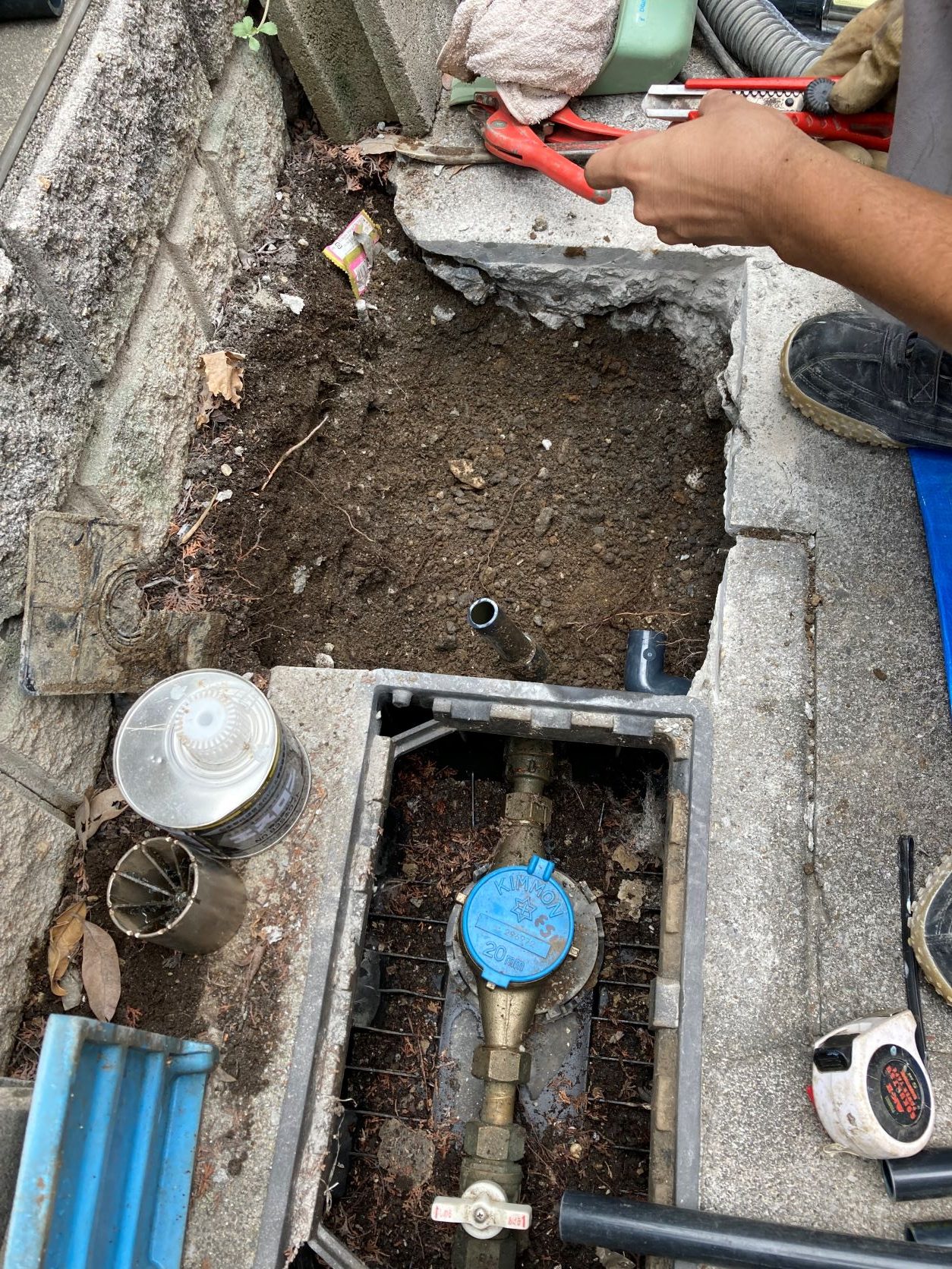 UFB DUAL設置前の切り取られた水道配管