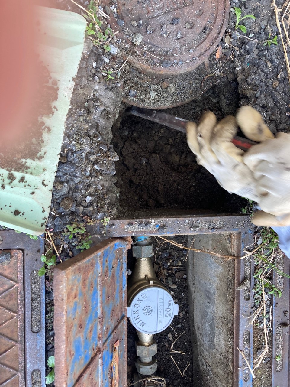 水道メータ栓のすぐ横を掘削する