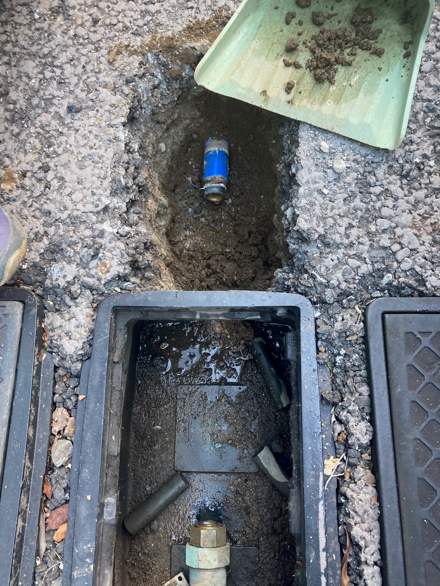 UFBDUAL設置のために水道メーター栓を取り外した様子